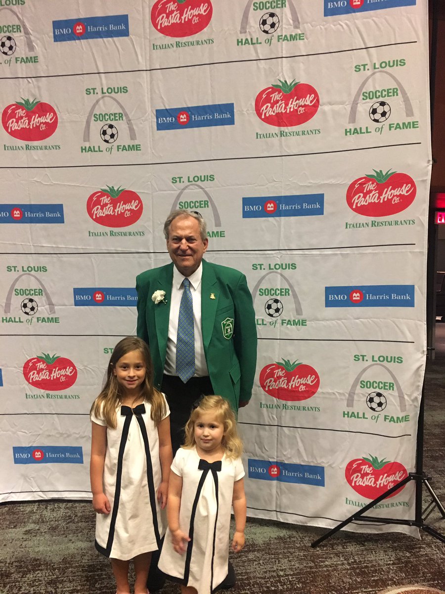 MikeSchwarzen's tweet photo. Grandpa and the girls https://t.co/RIXUgWtcbS