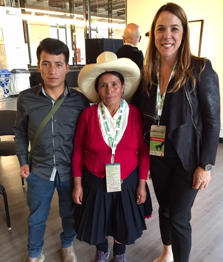 Yoca1000's tweet photo. Realmente un honor conocer y ayudar a esta mujer guerrera | #ALEF2016 #MaximaAcuna #ProtectMiTierra #Peru https://t.co/hehfx8EDtF