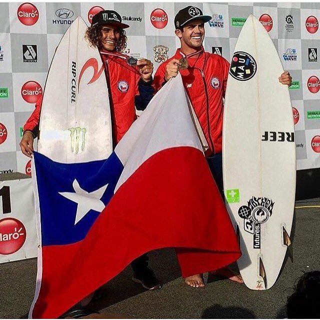SurfParadise_cl's tweet photo. Momento Histórico !!
Manuel Selman y Guillermo Satt obtienen oro y plata en los panamericanos 2016. https://t.co/s2B72ITJqQ