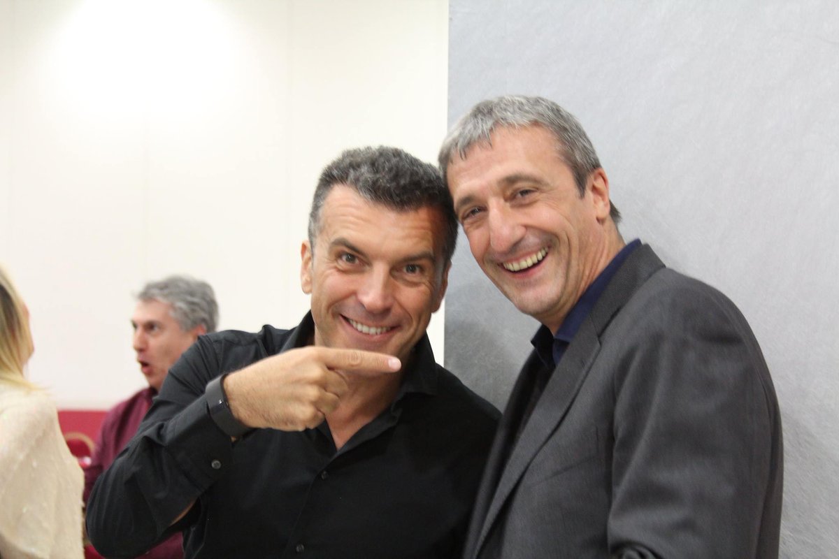 AleDattilo's tweet photo. Alla tappa bolognese del tour #StartToFly si scherza dietro le quinte - @RobertoReHRD e Stefano Denna https://t.co/L8vBZhnKXb