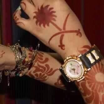 ماحلي رسمة الحنا بين يديك ...تبهر جمالك وتعطر انفاسك....