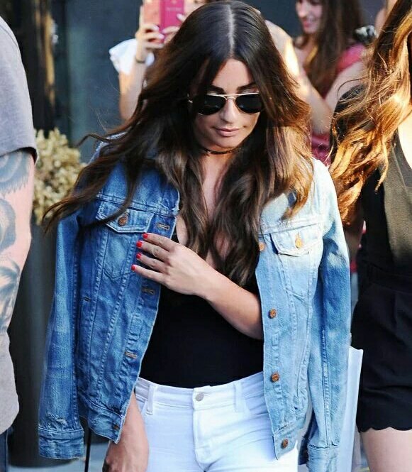 ChartsLea's tweet image. Já votaram na Selena hoje? Usem &quot;@selenagomez Favorite Female Artist - Pop/Rock #AMAs&quot; para votar! ;) @ChartsSG