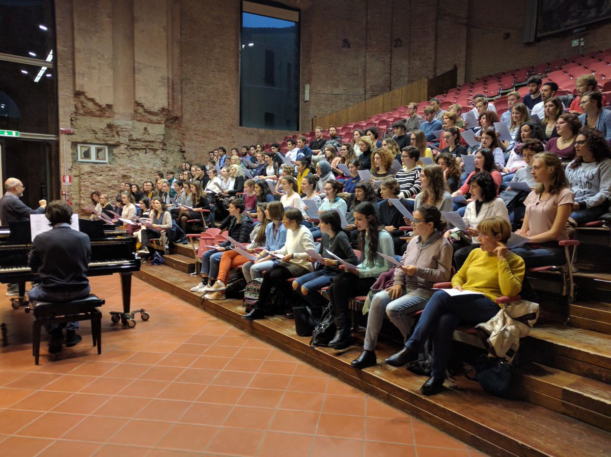 collegiumbo's tweet photo. Benvenuti ai LAB Coristi 2016! Centocinquanta nuove voci pronte a cantare insieme al Collegium #Coro #Chorus #Unibo #LAB2016 https://t.co/kBmkpZS2NB