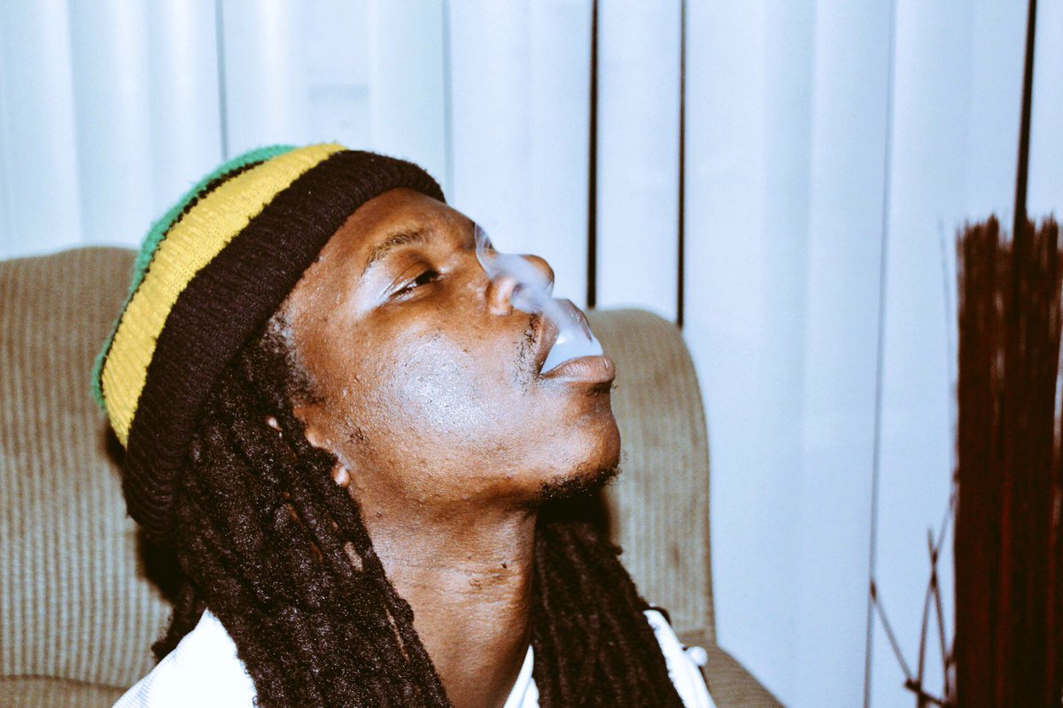 1KooleySanchez's tweet photo. Goin thru dat stress & pain, but I steady maintain . 🆙🌏 #TuneWorld https://t.co/gzcp9IQN2J
