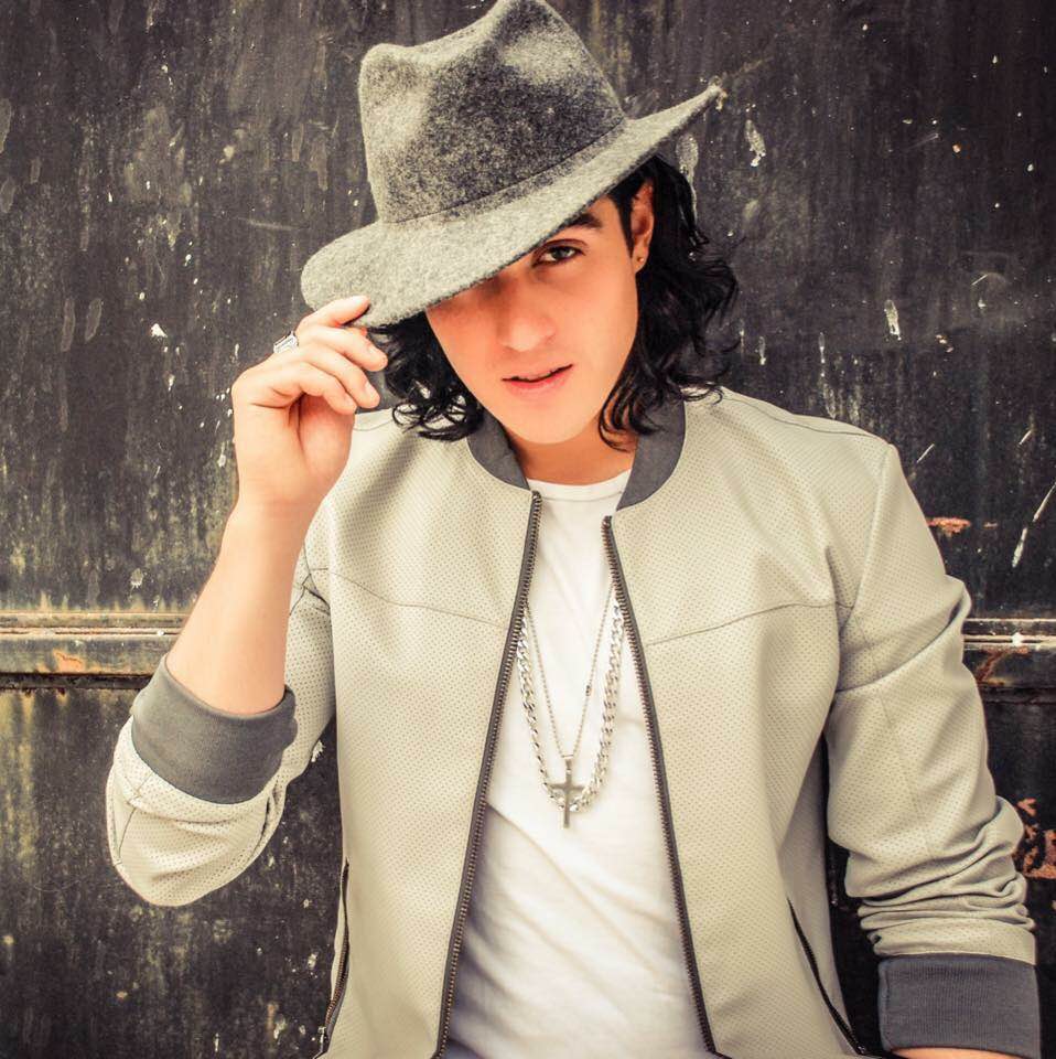 dimelo_vip's tweet photo. El cantante guatemalteco @rizzo_oficial próximamente tendrá sorpresas con su nuevo sencillo #QuisieraSaber. ¡Espéralo! #DímeloVIP https://t.co/ZSXAVJVTBP