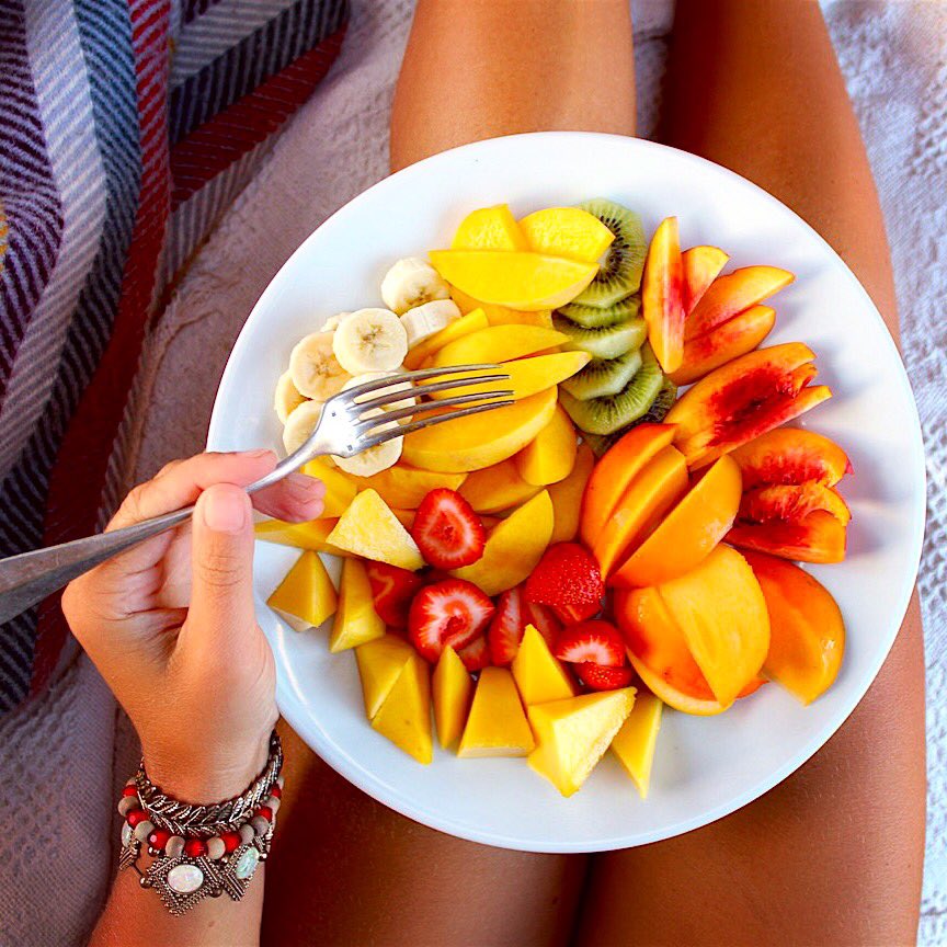 HannaSillitoe's tweet photo. Frooooooot sharing platter ๐๐๐๐๐๐๐ sharing ... SHARING ๐ณ ... says who? ๐
#fruit #allthefruits #mondaymotivation #sharingnotsharing #vegan ๐ https://t.co/Do0sfThqmz