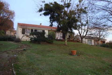 1st4FrenchProp's tweet image. Property in #Montguyon, #Poitou_Charentes, 147,000 euros  £132,168: Ref: PI19655LW; Detached house with garden… dlvr.it/MT90j2