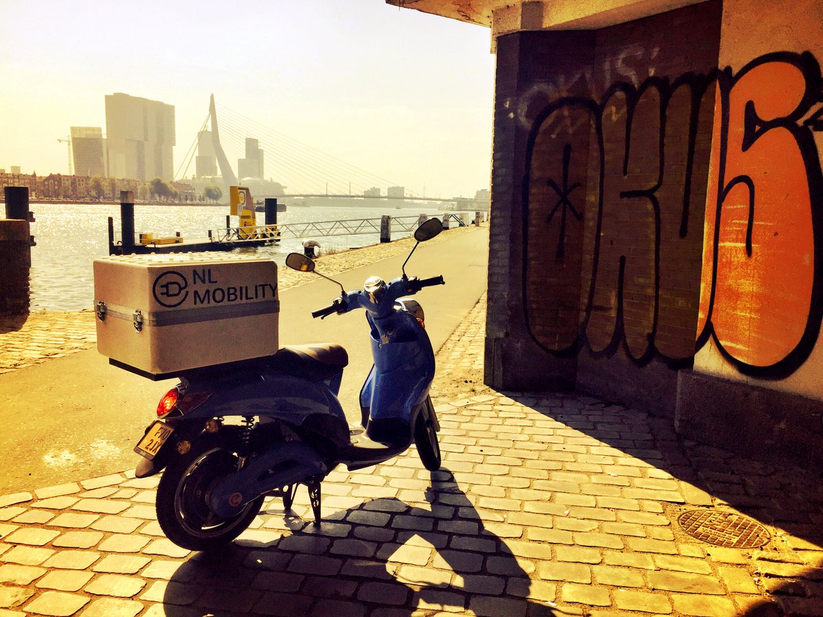 NLDelivery010's tweet photo. Welke ondernemer wilt overstappen naar e-bezorgscooters? Bespaar enorm op kosten. € 8,95 p/d info: info@nldelivery.nl @mkbnl #nlmobility https://t.co/1ygInDozz3