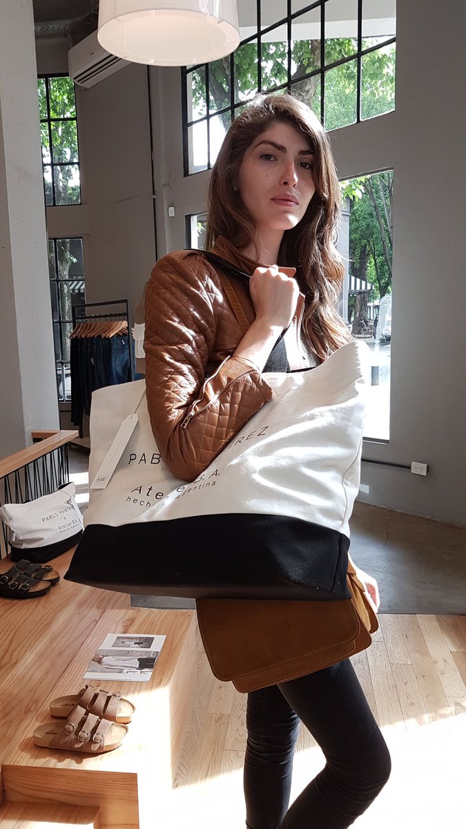 Visita con <a href="/DafneCejas/">Dafne Cejas Galiano</a> al #Atelier <a href="/RAMIREZDENEGRO/">PABLO RAMÍREZ</a>   👏👏arevalo 2005  me encantó tu perchero