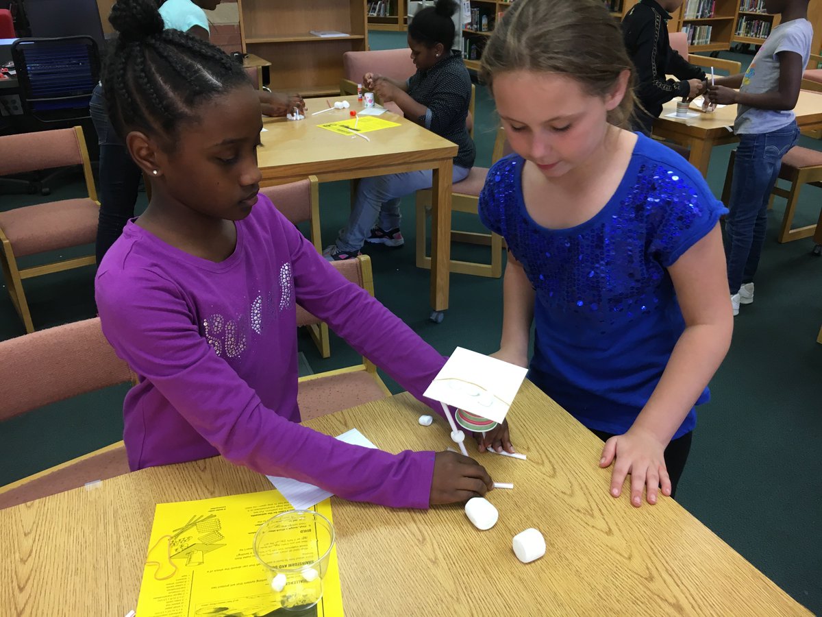 mediamanchris's tweet photo. 4th Grade STEM Lunar Landing in Learning Commons to extend Solar System PBL.  #ensuringsuccess #STEM https://t.co/hogohteBqs