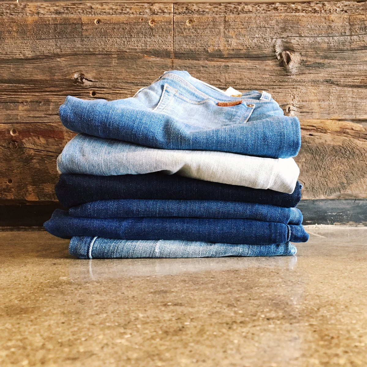 Shop_RearEnds's tweet photo. MONDAY BLUES? we've got every shade 👖 25% off all denim now through Oct. 22nd! #denimblues https://t.co/pFKx2Ub6Av