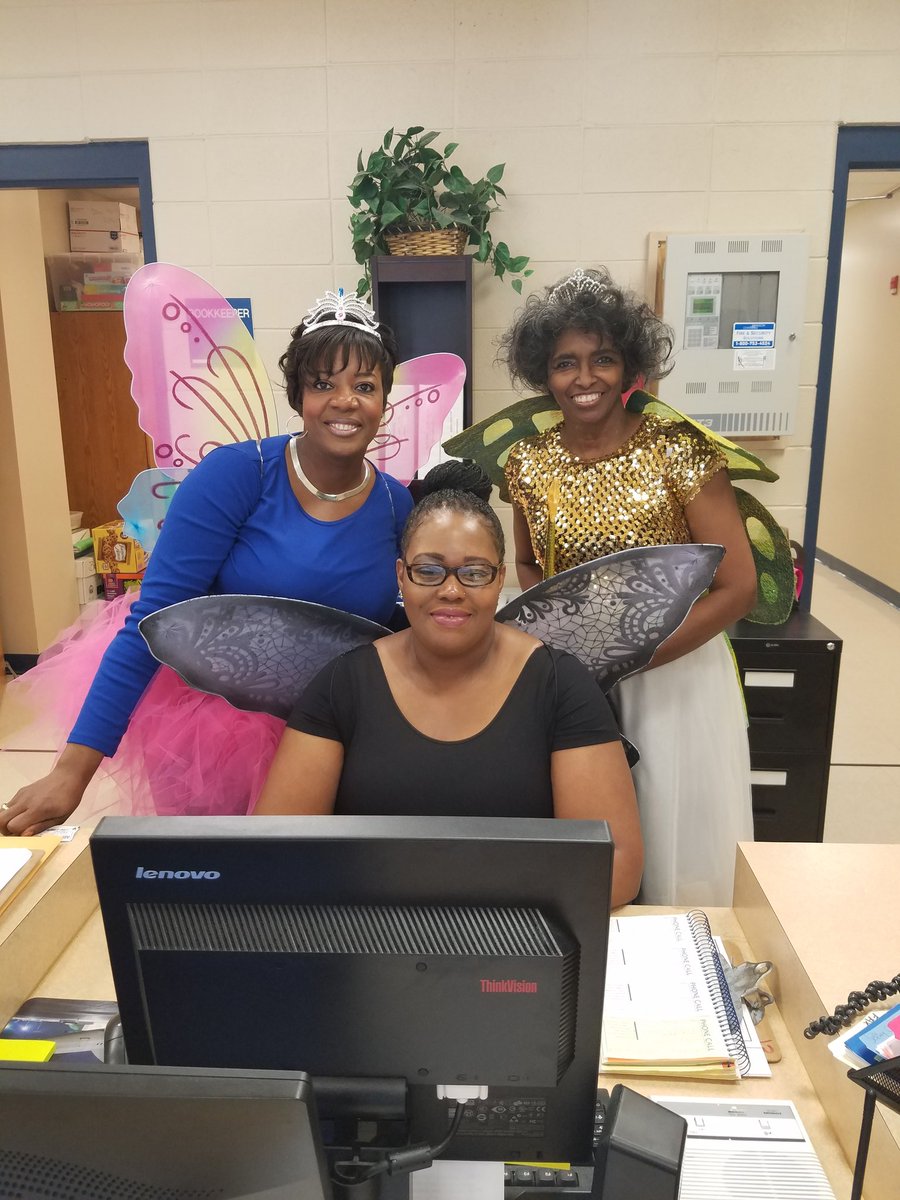 MobilePublicSch's tweet photo. Even the office staff and Principal @faithlucy1 are in the reading spirit today for @gilliard_gators read-a-thon. #itstartswithus https://t.co/6sI4eV7aLa