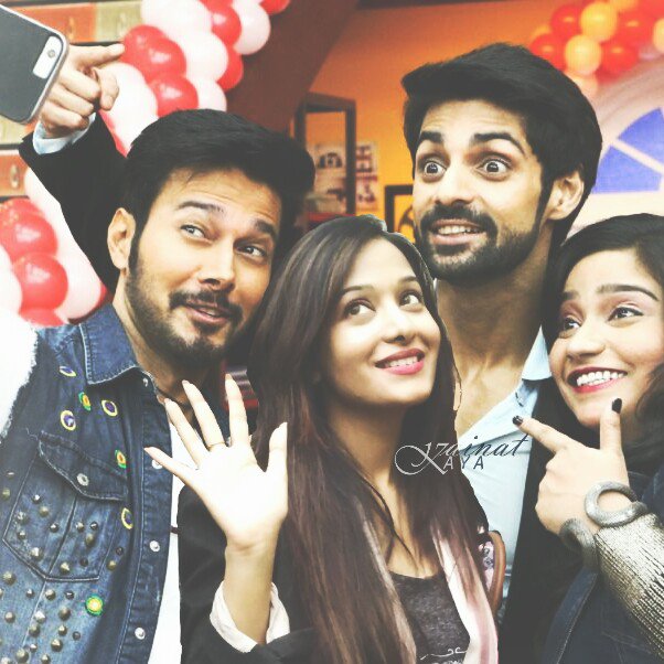 KainatZaYa's tweet photo. Wahians are using #WahiPreeOnStarplus in their tweets. I request to Prians to use the same tag. 🙏🙇 Thnk u. 
@StarPlus @sidpmalhotra https://t.co/q3CQOjPWBP