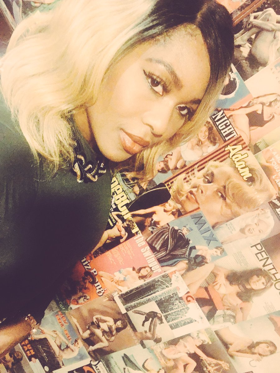 AmarachiNF's tweet photo. 🤔Can you spot my twin here? 👀 hint* #rbFace #hollywood https://t.co/VvBIWfIeTO