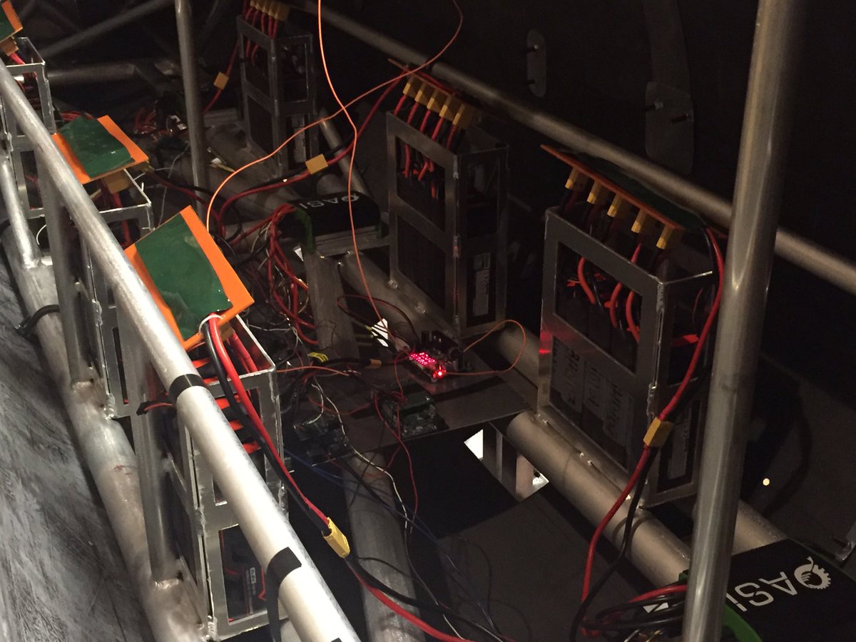 PeterL_Chapter6's tweet image. How cool is @HyperloopUC !?! @uofcincy students/faculty/industry innovation #hyperloopUC @2rrichardson @UCPrezDav @UC_CEAS @KatieTaft