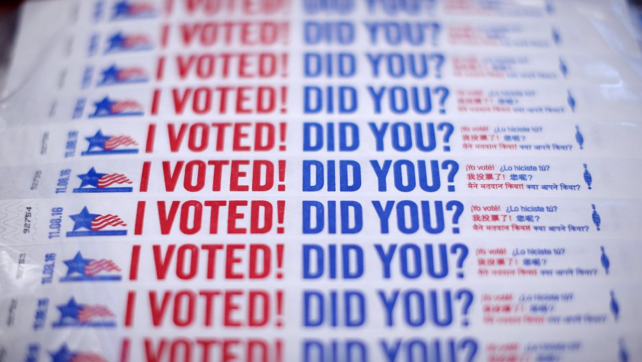 PRI's tweet photo. Vote in the first global straw poll on the US presidency from @PRI @Mic and @92Y. It's #TheUnConvention #WorldVote https://t.co/aB6fcfW3DS https://t.co/aVmLnVlESD