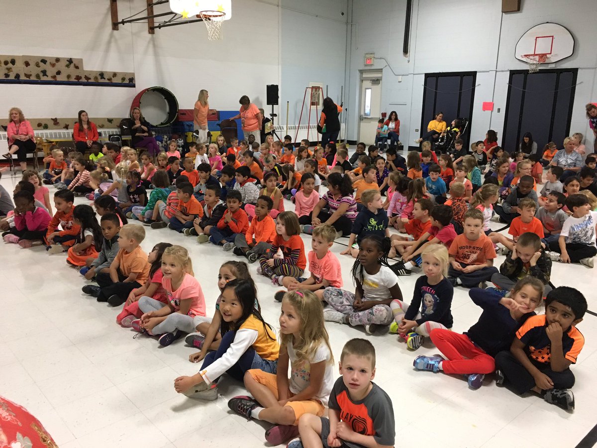 lpatterson0602's tweet photo. Monday meeting @center_dolphins! Being champions against bullying! #antibullyingmonth #wearorange #kindness https://t.co/n7HhkW9WF4