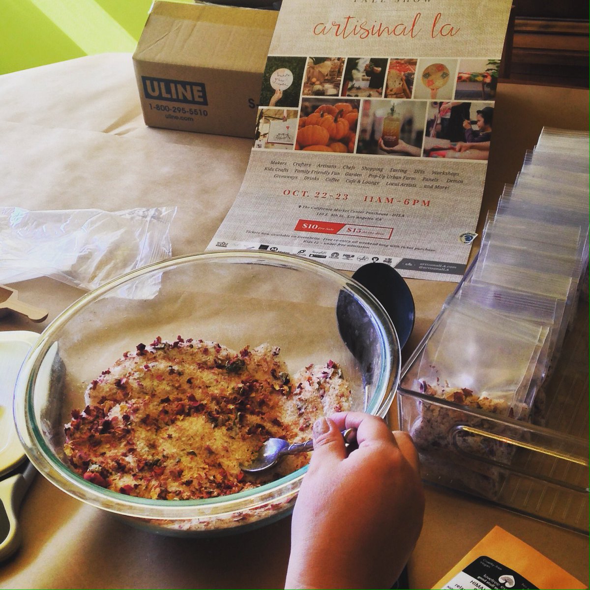 lovetree_essent's tweet photo. Himalayan Rose Soaking Salts- packing time! #himalayansalt #madeinla #alafallshow #bathtime #beauty #health #organicbeauty @artisanalla https://t.co/PcIYPSi5FG