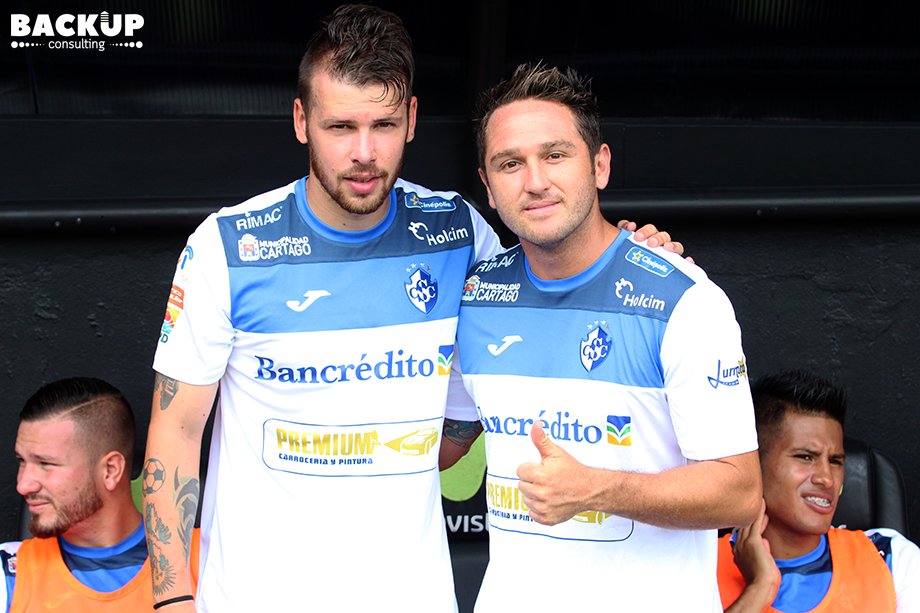 10MCastillo's tweet photo. Un gane que nos llena de motivación para seguir trabajando y luchando por esa clasificación. Acá con el goleador #Fener
Foto: @BackUp_CR https://t.co/Iz01TK0cUD