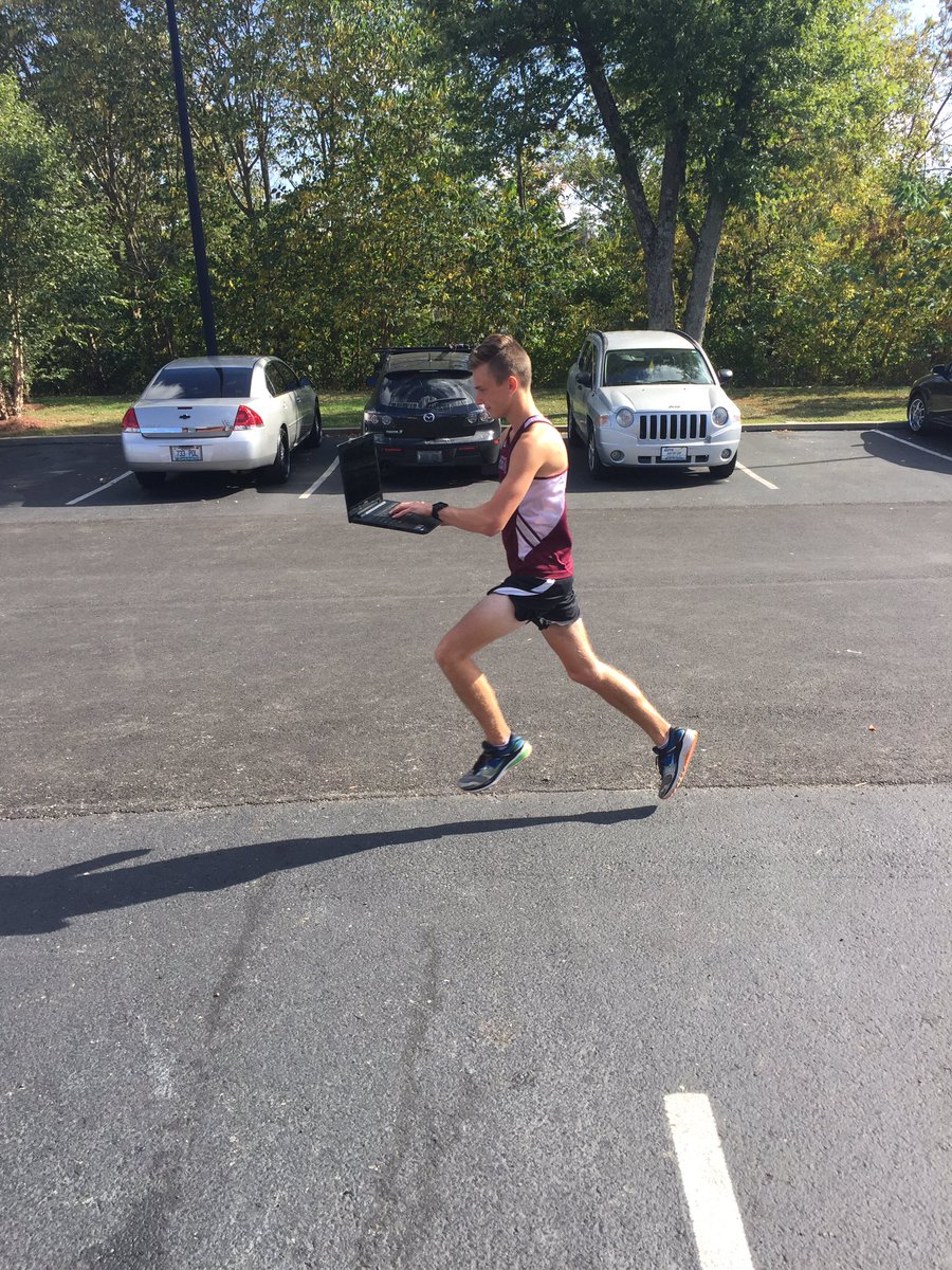 camsnapp30's tweet photo. When you have cross country practice at 3:30 but you have 2 papers due at 5... #MaroonMadness16 https://t.co/kJEaEa4JZQ