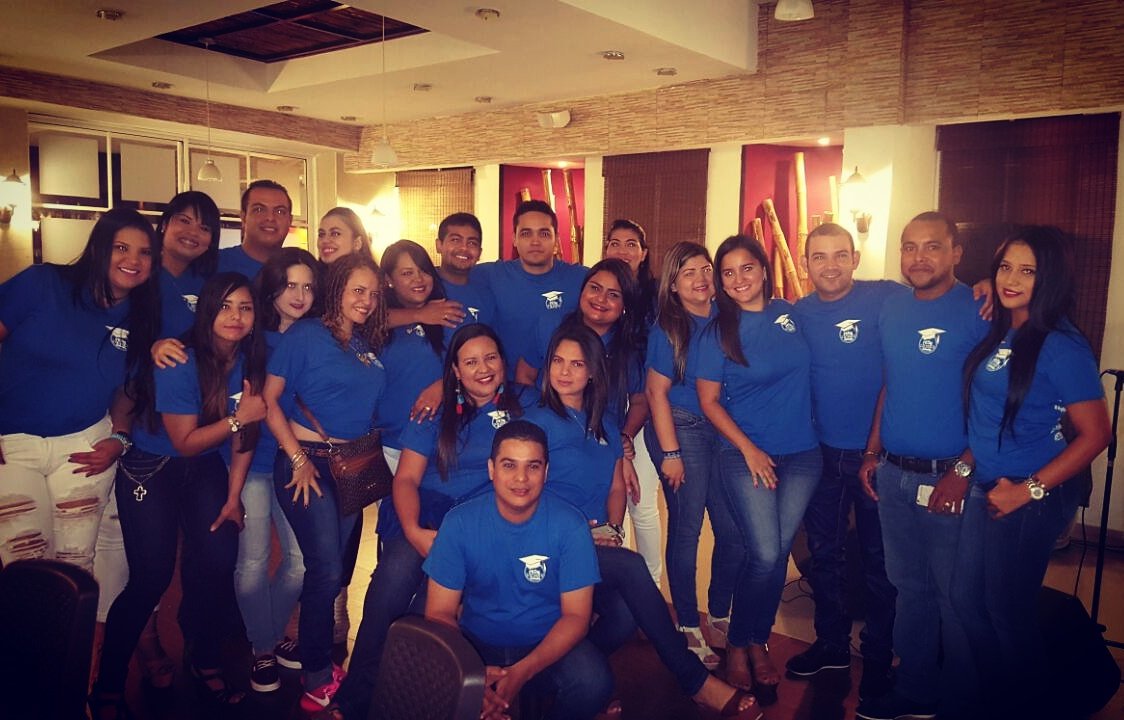 Pao_pua's tweet photo. #prom2004 #colsafa 😁👌 @JoseSanchezO @JotaPatino @vkc21cas @davidnoguera09 @yessikarevalo @Giuseppe_Fr @Dianigonzalez24 @frankandradeand https://t.co/CkSmlvU76o