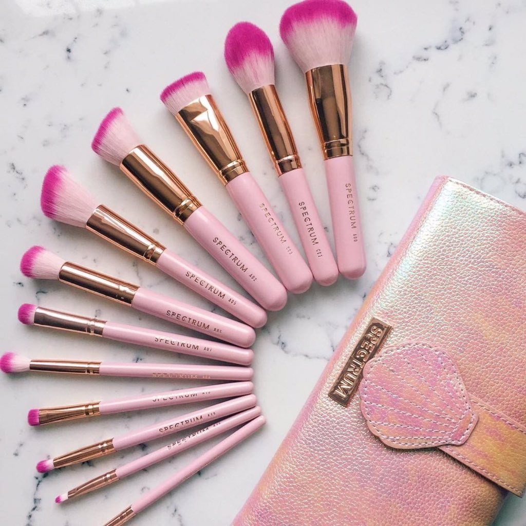 RT TO WIN: OYSTER BRUSH ROLL FROM SPECTRUM ($100+) ✨

(must be following me &amp; @SpectrumBrushes so we can dm winner)