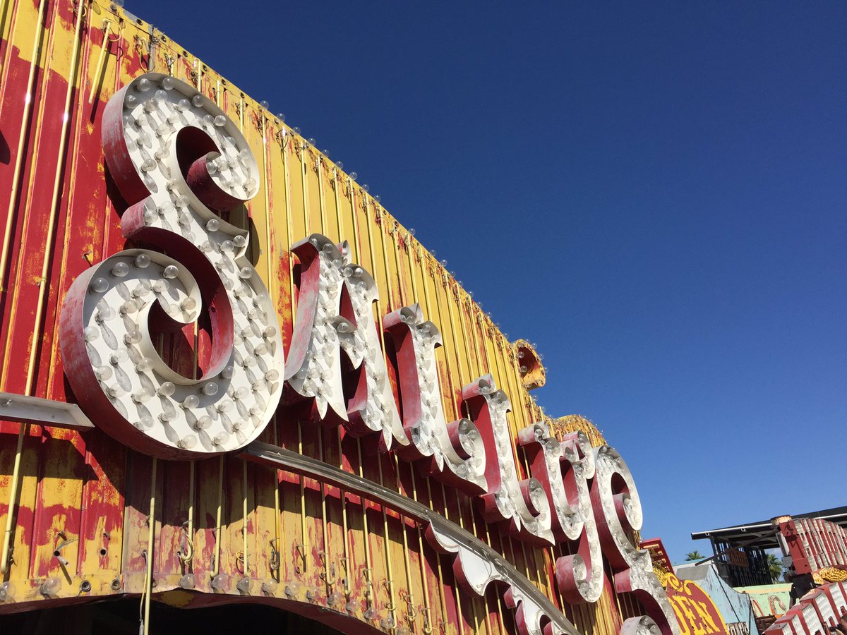 MaureenPanos's tweet photo. Neon Sign Museum #AIGAdesignconf #typography #design #neontype https://t.co/ieWi9xvmCp