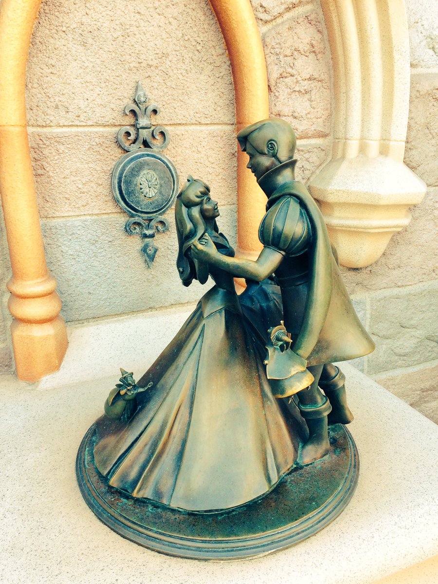 matthewgoodgame's tweet photo. Just catching some rays before heading to #vegas with beautiful @MelanieCripps79 #GreatTimeWithFriends @seattleian https://t.co/3WGQFml6QR