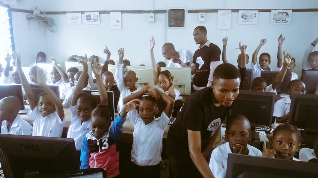 LaboureurDuCode's tweet photo. @AfricaCodeWeek #Kinshasa Team coding session https://t.co/5gv8RV2prd