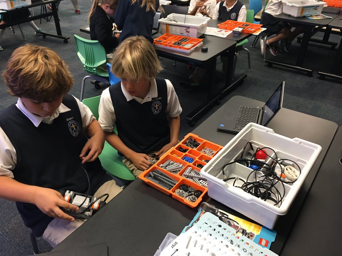 lssmaainnovate's tweet photo. 5th grade beginning their Space Exploration Unit of #inquiry in our #makerspace #smaainnovation https://t.co/XI2xTcyZUc