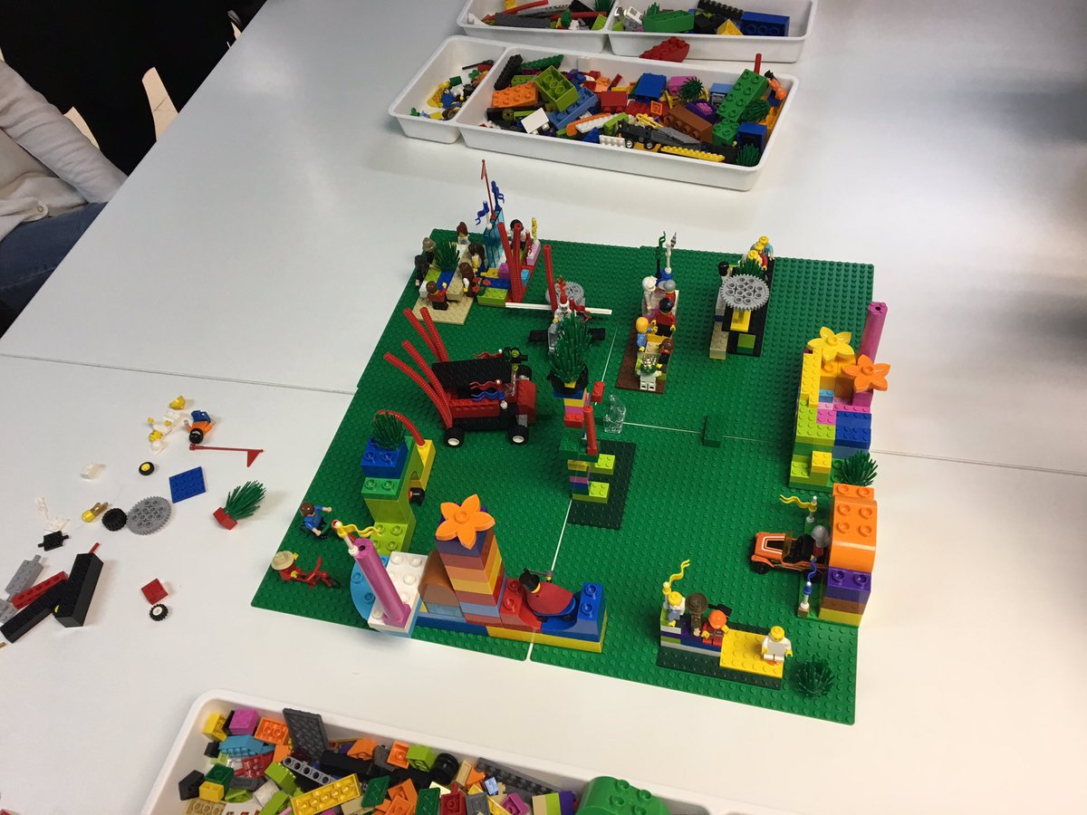 IAB_Spain's tweet photo. Y de esta forma tan original, creando nuestro equipo, finalizamos la primera clase del #IABMaster de Comunicación y Publicidad Digital https://t.co/vo2C2s2aoG