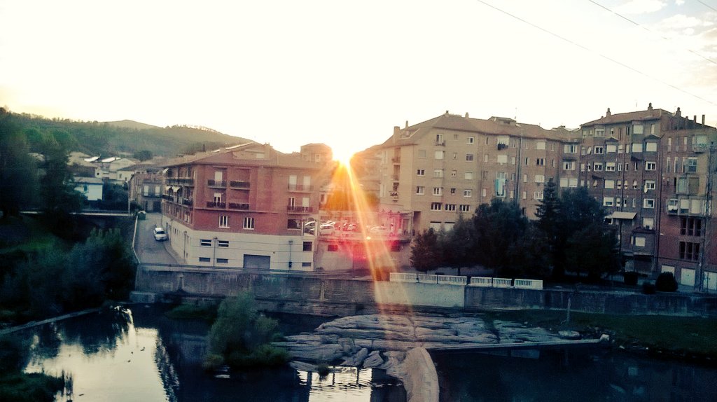 Una cama, una ventana, y en la pared duerme un espejo donde aún encuentra espacio tu reflejo.  
<a href="/LauraPausini/">Laura Pausini</a>