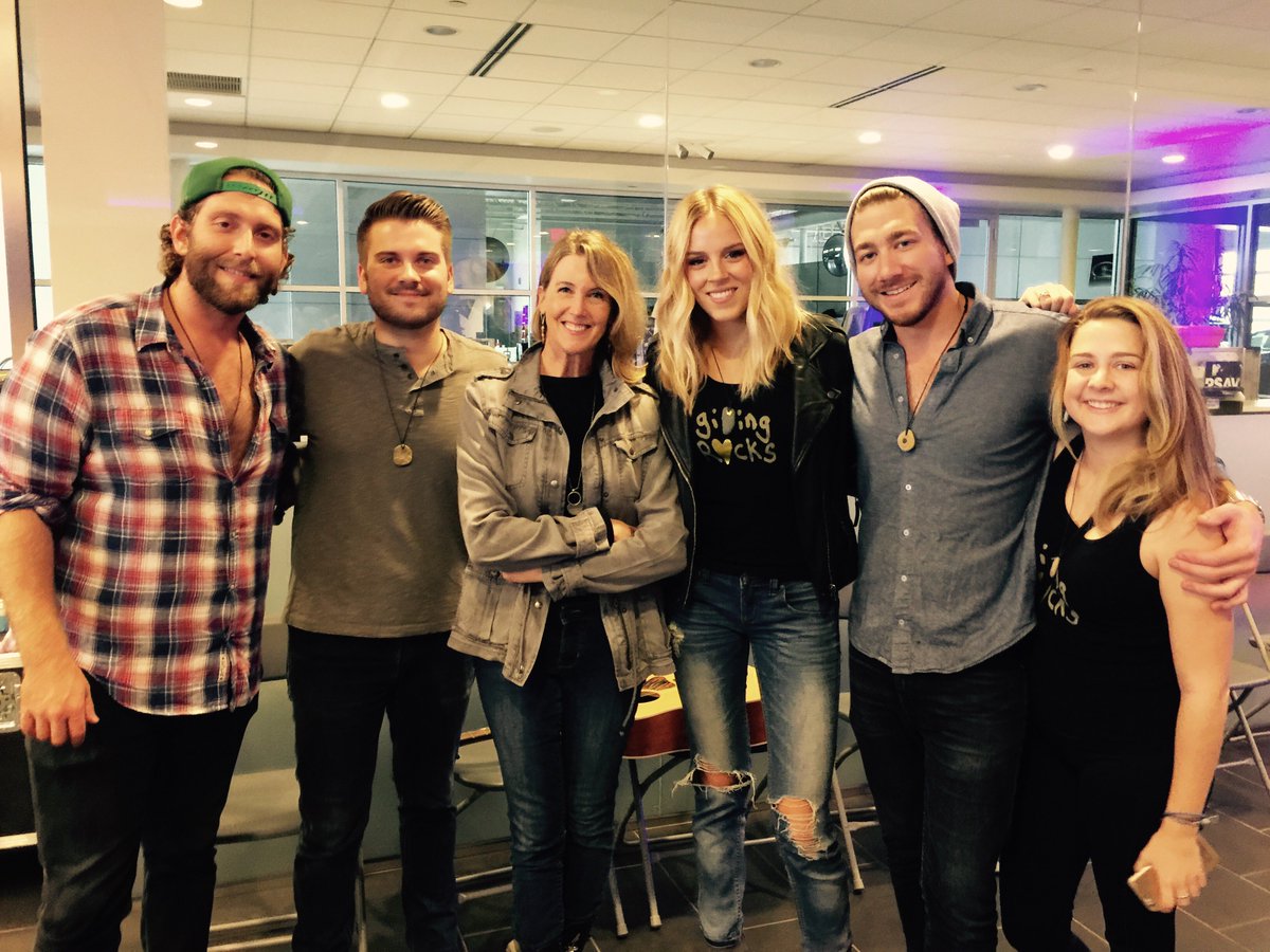 ValslistMusic's tweet photo. LOVE THE BAND. LOVE THE PERKS. LOVE MY JOB. @LoganBrillMusic @SydRocks1 Logan Brill WILL be famous. LISTEN: https://t.co/mNhLsjwY3d https://t.co/yJ6kfSgNK6