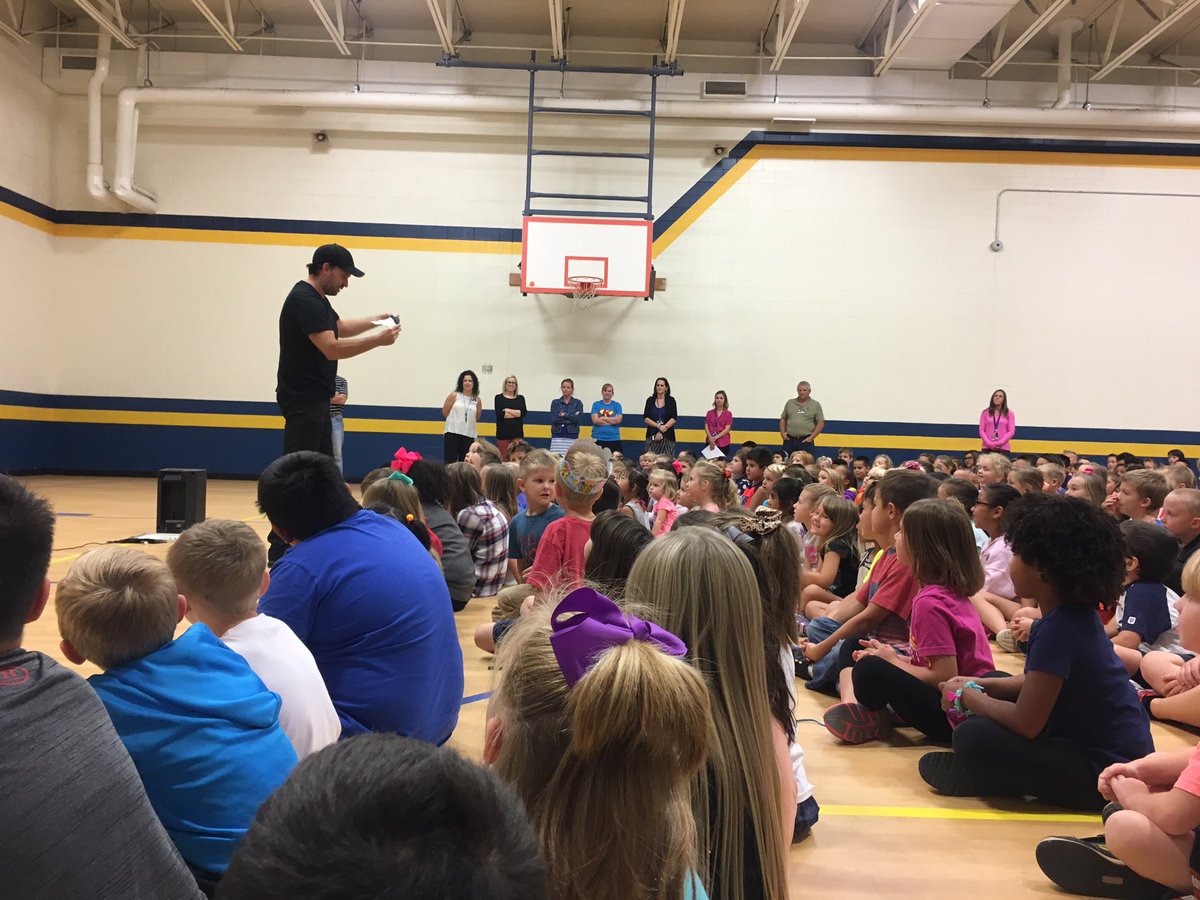 Jredman_be's tweet photo. Enjoying our magic show to celebrate our successful fundraiser! #frenshare https://t.co/ptCjuWBLfT