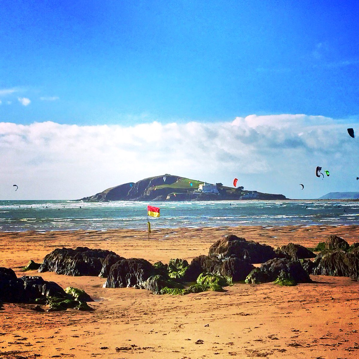 Book your #AutumnBreak <a href="/KingsgroveDevon/">Kingsgrove Salcombe</a> from only £550 &amp; enjoy days on #BanthamBeach like this! #AutumnSunshine #SouthHams #SunnyDevon
