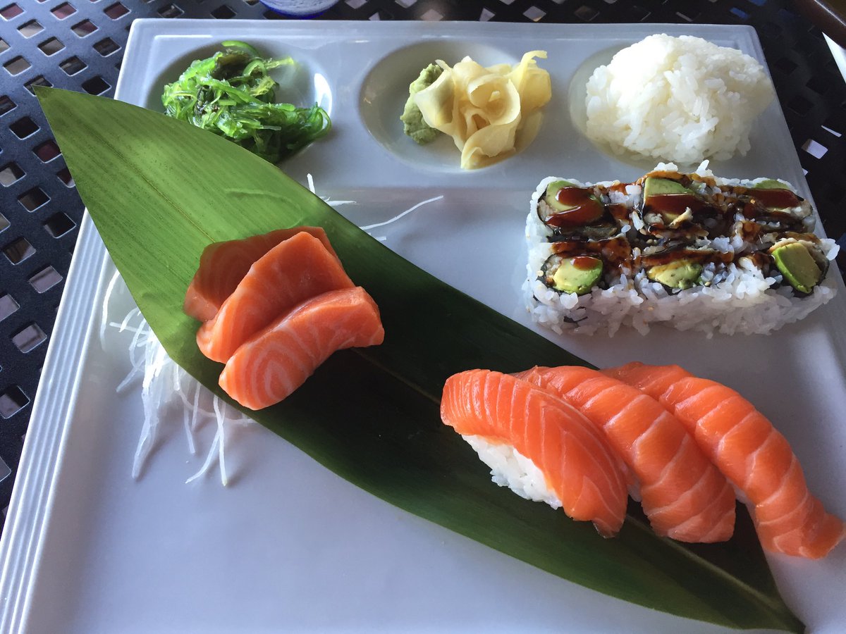 TheRealDGreen's tweet photo. Another wonder day for a meal outside! Ohh baby I #LikeItRaw https://t.co/rswwoPjEmk