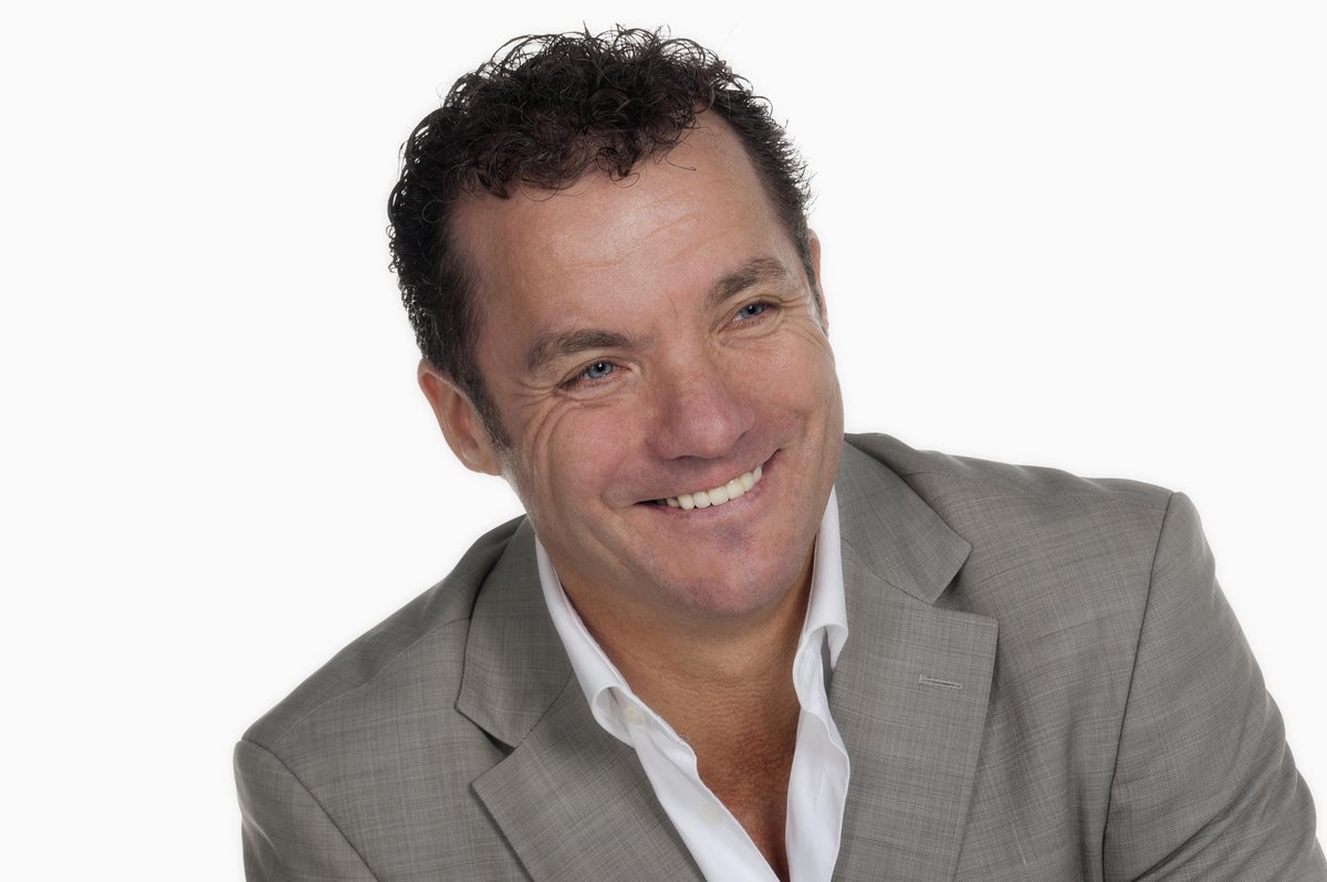 22 oktober, dag 2 van ons 8 jarig bestaan, staat John de Bever bij ons op de bühne. Hij krijgt die lach gewoonweg niet van ons gezicht!