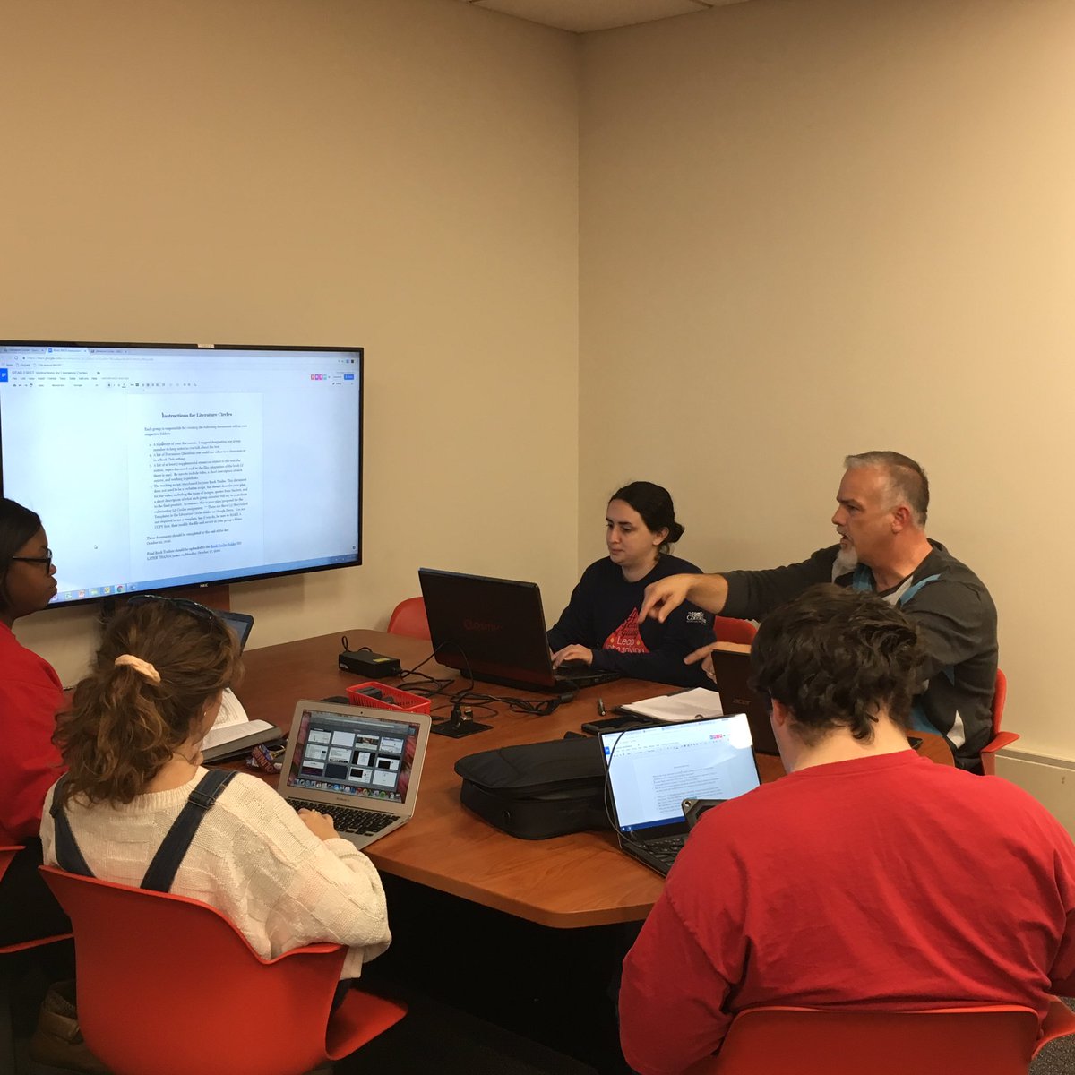 tthomasuscu's tweet photo. #ENGL485 students making good use of #SU2SUP #activelearning classroom during #literaturecircles. #edtech #collaboration https://t.co/PCeFB62iph