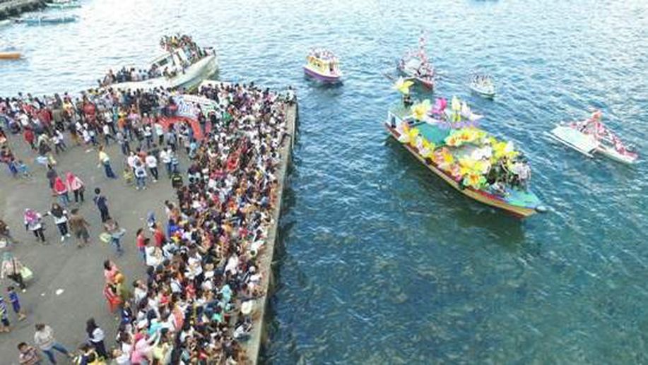 detikcom's tweet photo. Puncak Festival Pesona Selat Lembeh 2016 Berlangsung Meriah! https://t.co/O9AmH0ZuSA via @detiktravel https://t.co/CSF4fTBfpu