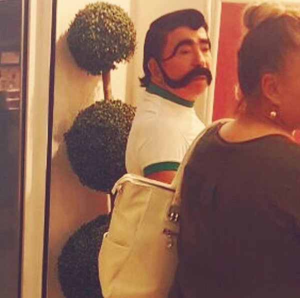 Kızlar eyeliner böyle mi çekiliyodu ? bi gösterin yanlış çektim galiba. gösterecek bayan hanımefendiye kanayan gül vericem tşk🌹