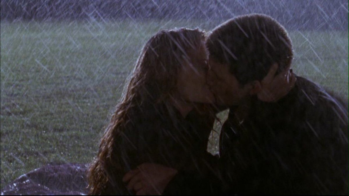 hugsmorley's tweet photo. daily remember: naley rain kiss https://t.co/9LdS30aCXK
