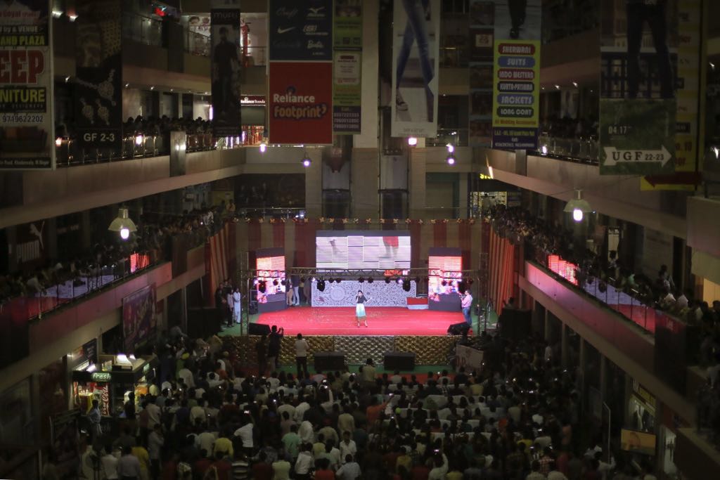 TulsikumarTK's tweet photo. Enjoyed to the fullest performing amongst this amazing crowd last night!πππ
#Gigfun #TulsiKumarLive https://t.co/MXwG0evHxB