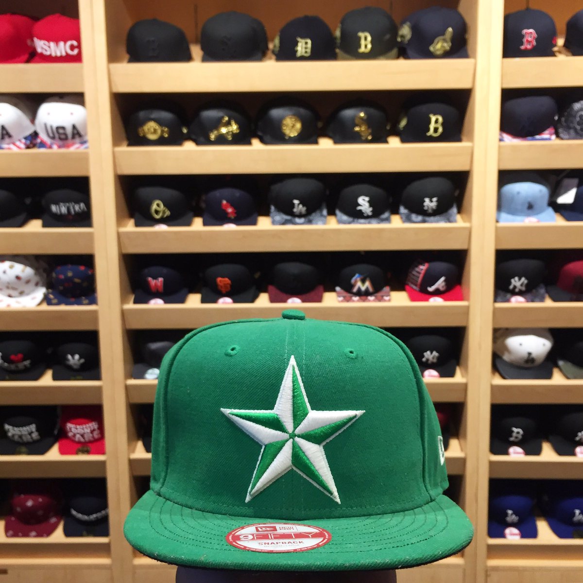 DLSU_LAMB's tweet photo. Choose your own style and fly your own flag with New Era Caps! #AllGearedUp #LPEP2K16 https://t.co/3yYmLs4Opr