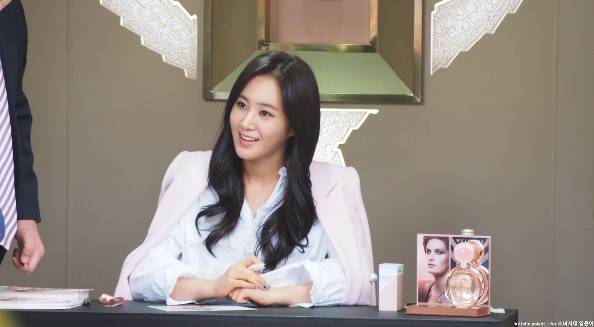[PIC][09-10-2016]Yuri tham dự buổi Fansign thứ 2 cho thương hiệu nước hoa "BVLGARI Rose Goldea" tại Myeongdong Lotte Duty Free vào chiều nay - Page 3 CuaHNG6UMAATt4s