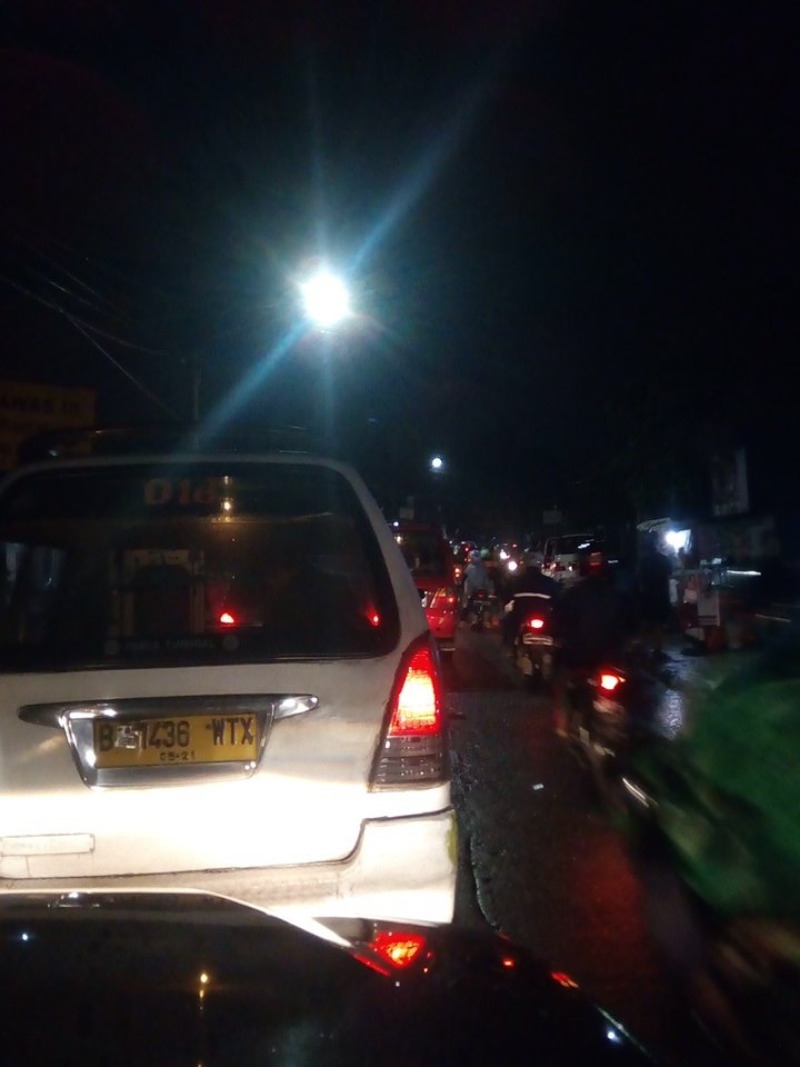 a51do's tweet photo. @TMCPoldaMetro Pintu perlitasan rel kereta api arah Bintaro sdh 35 mnt tdk bergerak. Mohon dibantu petugas. https://t.co/6v3Fhn4Nyb