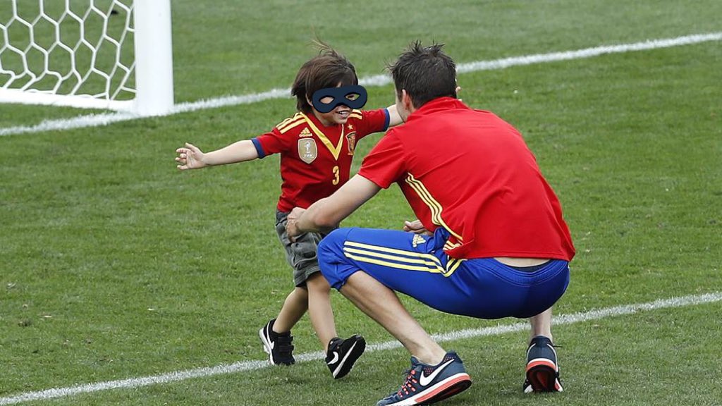 pascualgarciaen's tweet photo. Polémica absurda sobre @3gerardpique promovida por intereses políticos , si no quisiera no jugaría y punto. Vestiría a su hijo así?#soloes⚽️ https://t.co/SC5BzojfLU