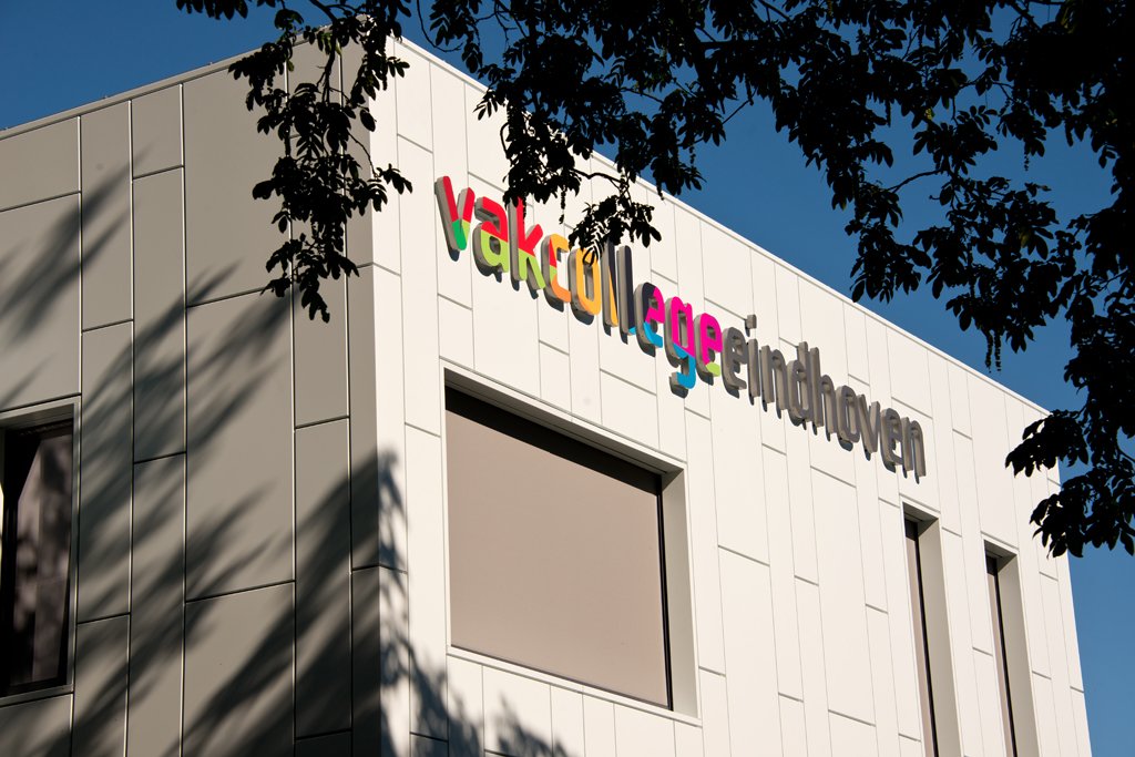 inavvwayfinding's tweet image. Uiteraard mag in de lerarenkamer van het vakcollege geen #digitaal scherm ontbreken om op de hoogte te zijn van het actuele #lesrooster