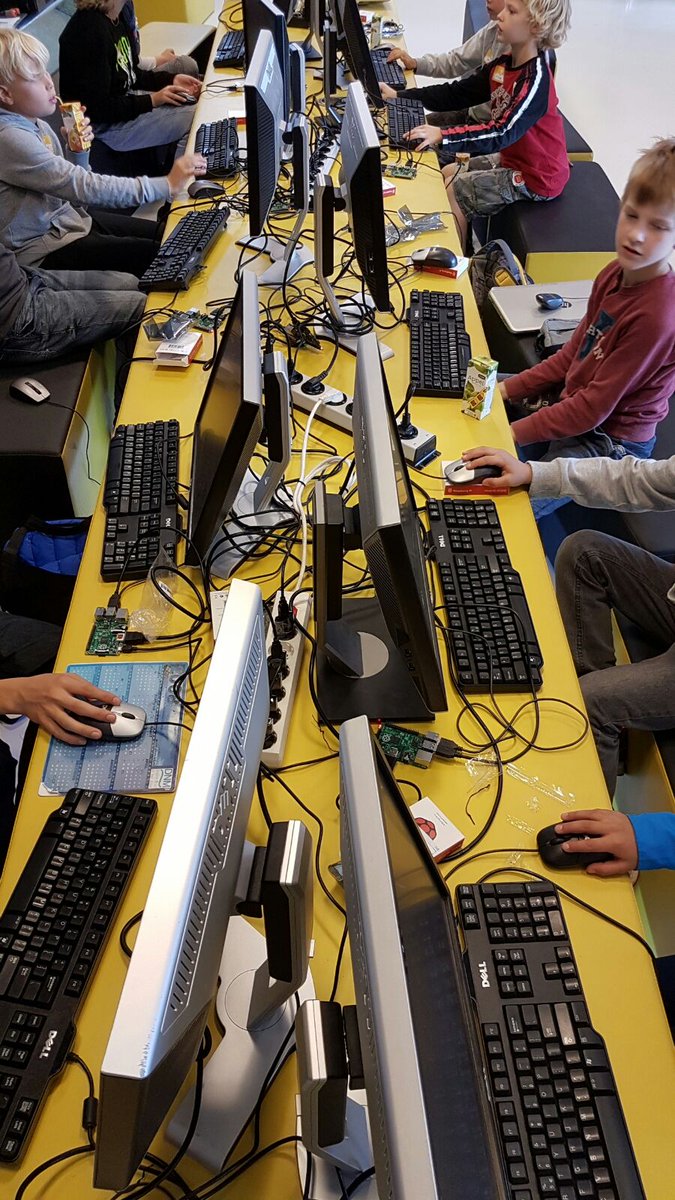 CoderDojoDelft's tweet image. Zelf je eigen computer in elkaar zetten: het kan allemaal bij @CoderDojoDelft