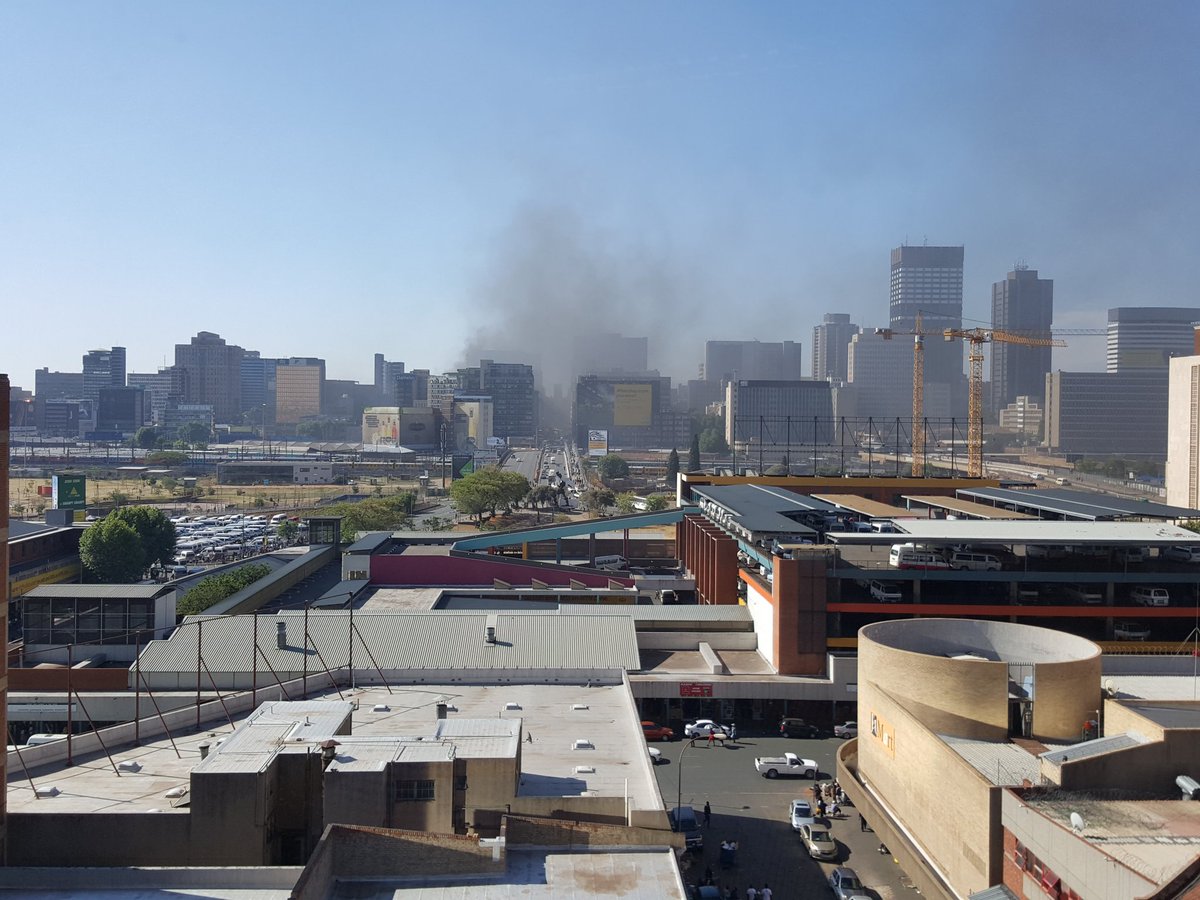 bedwards1985's tweet photo. Braamfontein on fire #Fees2017 https://t.co/IfVkB9RzED