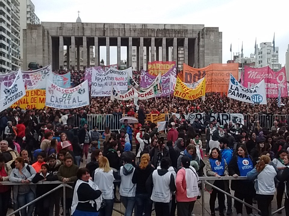 31Encuentro's tweet photo. Mujeres del país!! Ya hemos elegido próxima sede!! A prepararnos!!! CHACO NOS ESPERA!!! https://t.co/q9IoOFZg2U
